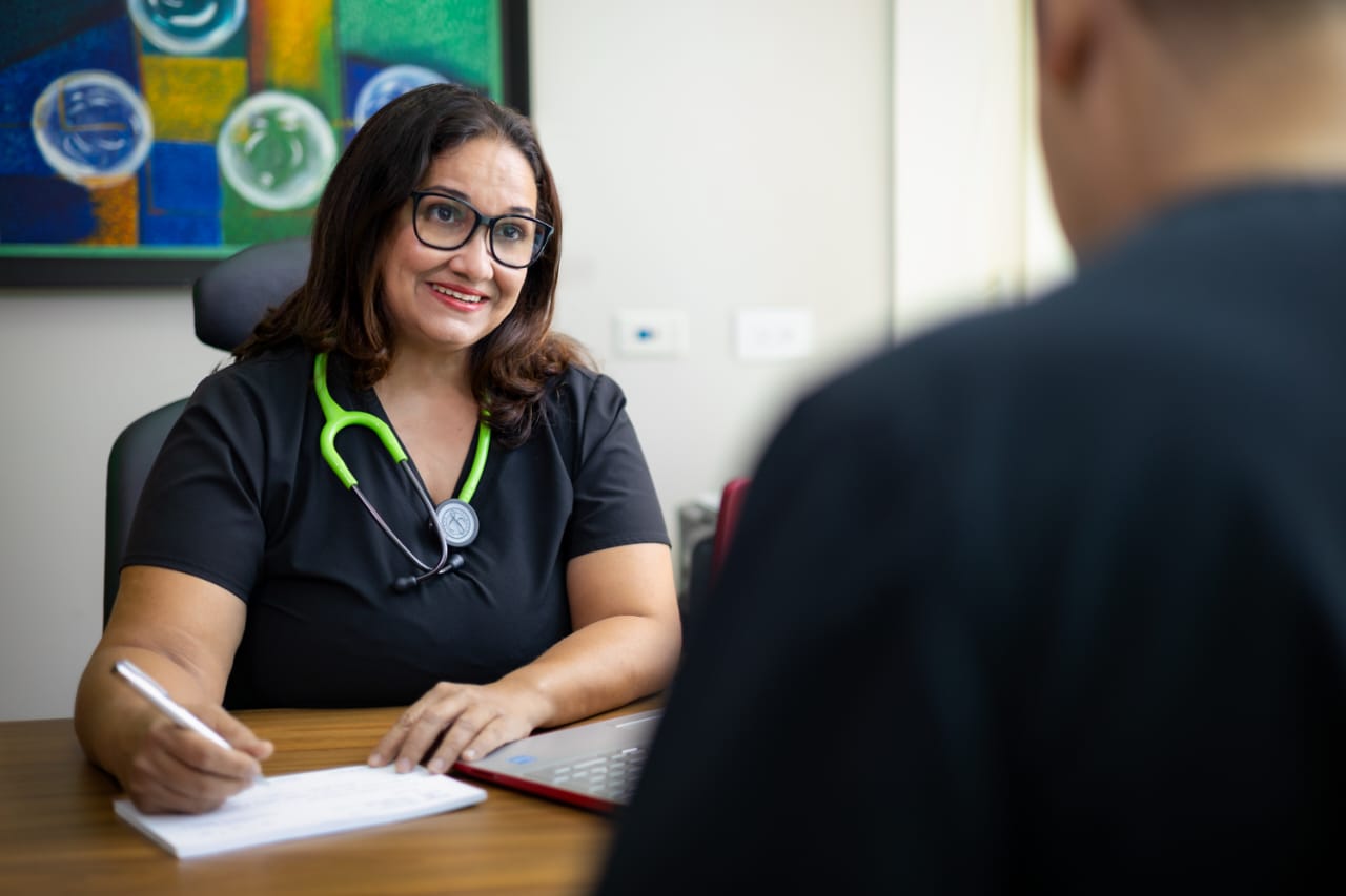 Dra. Ivette durante una consulta con paciente