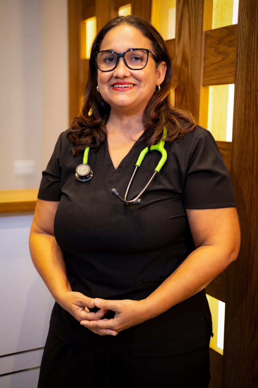 Dra. Ivette Ríos Diez en su consultorio