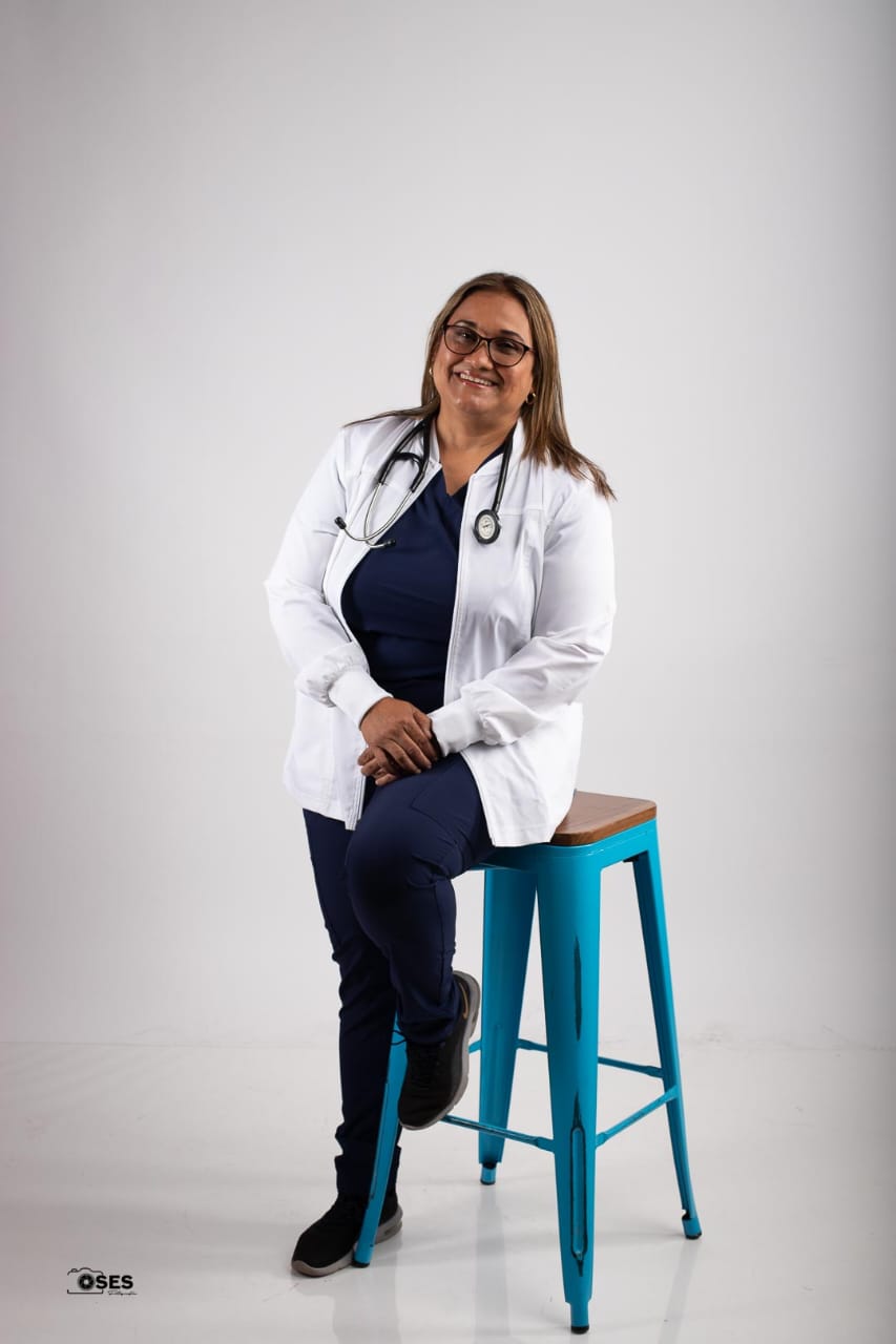 Paciente revisando recomendaciones de salud junto a su médica